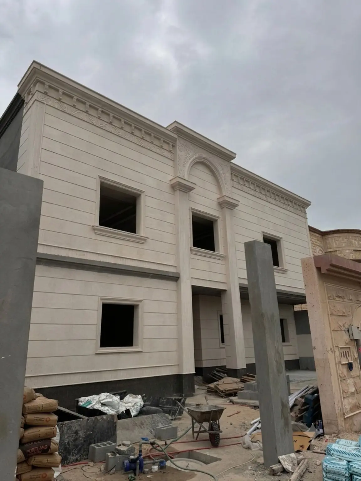 تنفيذ واجهات وتشطيبات فيلا سكنية في حي الفيصلية بالرياض