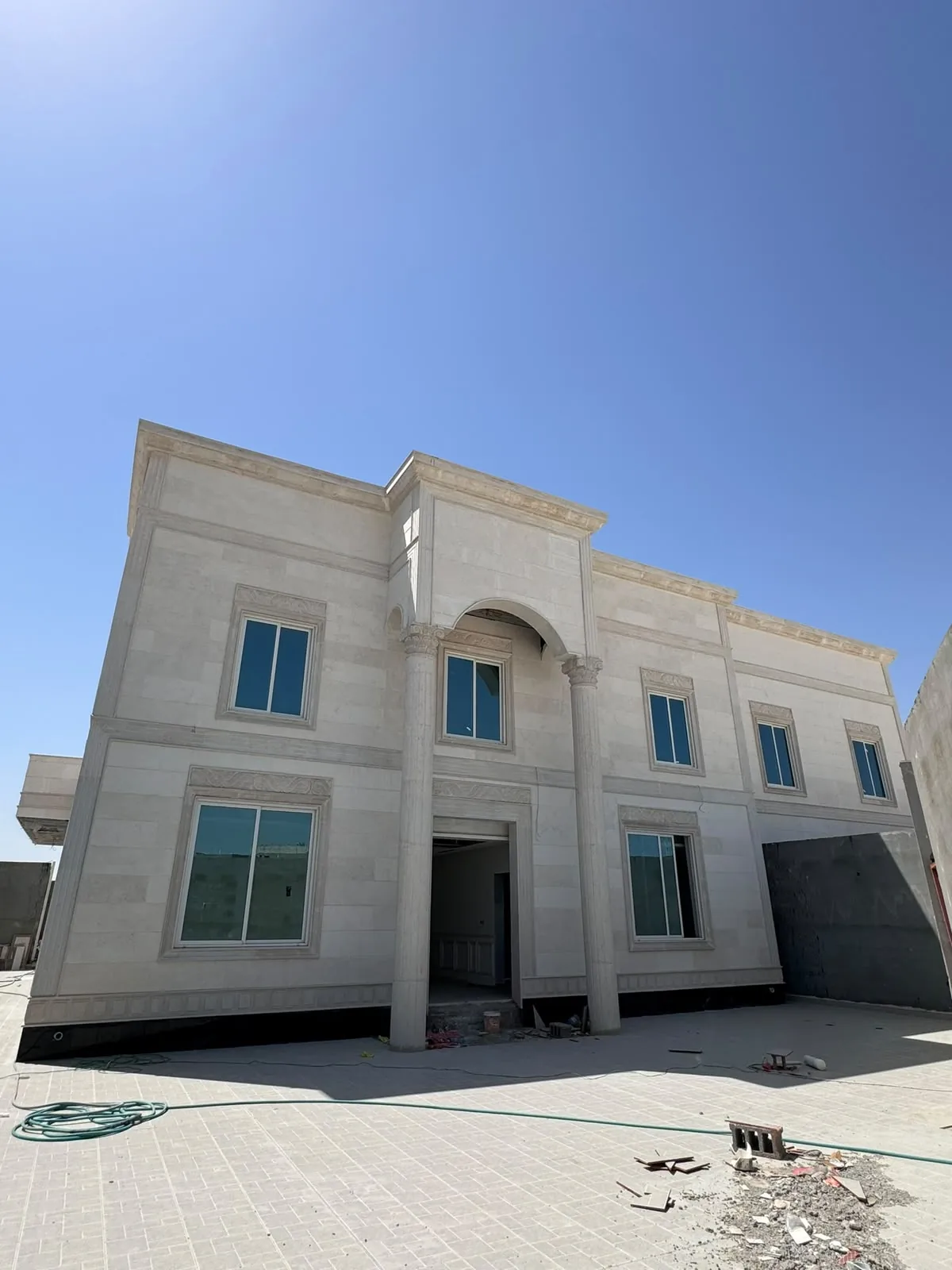 أعمال التشطيبات وترميم المباني وتنفيذ الواجهات في الرياض
